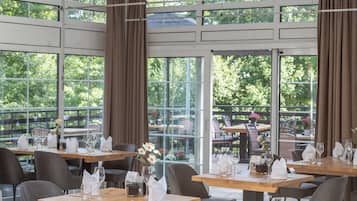 Frühstück, Mittagessen, Abendessen, lokale Küche