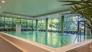 Piscine couverte, chaises longues