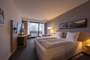 Quarto casal superior | Roupas de cama antialérgicas, cofres nos quartos, escrivaninha