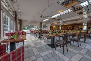 Se sirven desayunos, almuerzos, cenas y cocina local 