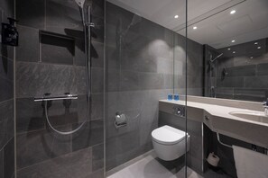Habitación doble superior | Baño | Amenidades de baño gratuitas, secadora de cabello, toallas 