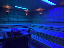 Sauna seca, banheira de hidromassagem, massagens com pedras quentes