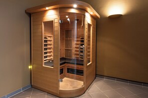 Sauna, hot stone massages, sports massages, 3 treatment rooms, massages