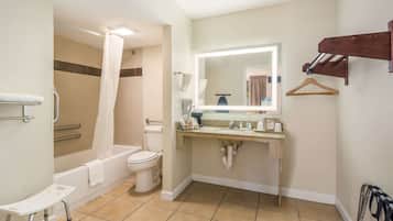 Un baño con bañera, inodoro y cortina de ducha.