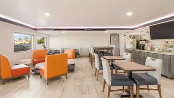 Petit déjeuner en libre-service compris tous les jours