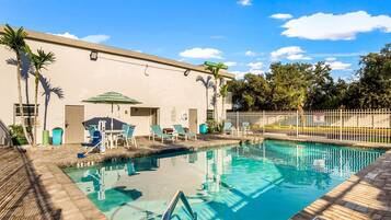 Piscine extérieure, parasols de plage, chaises longues