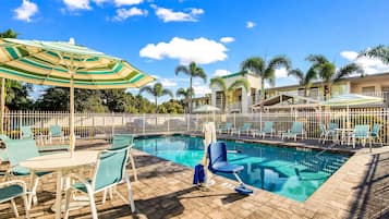 Piscine extérieure, parasols de plage, chaises longues