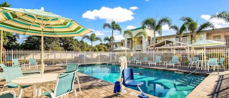 Piscina a l'aire lliure (horari: 07:00-22:00), para-sols i gandules