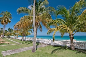 Accommodatie ligt op het strand, wit zand, strandlakens, windsurfen