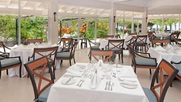 2 restaurantes, se sirven comidas, cenas y cocina local