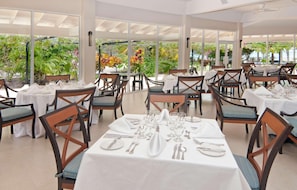2 restaurantes; se sirven comidas y cenas