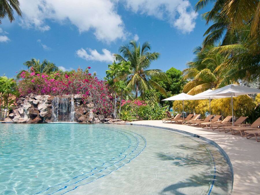 2 utendørsbassenger, bassengparasoller og solsenger