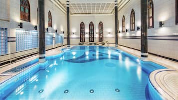 Indoor pool, 2 outdoor pools, pool umbrellas, pool loungers
