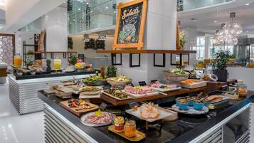 Päivittäinen buffetaamiainen (9.9 KWD per henkilö)