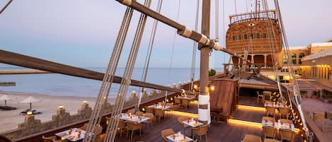 Aperto a colazione, pranzo e cena, cucina internazionale