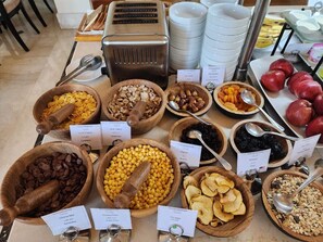 Tägliches kontinentales Frühstück gegen Gebühr