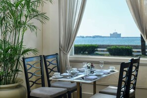 2 restaurants; breakfast, lunch, and dinner served