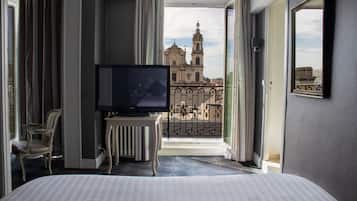 Deluxe tweepersoonskamer | Luxe beddengoed, een kluis op de kamer, individueel gedecoreerd