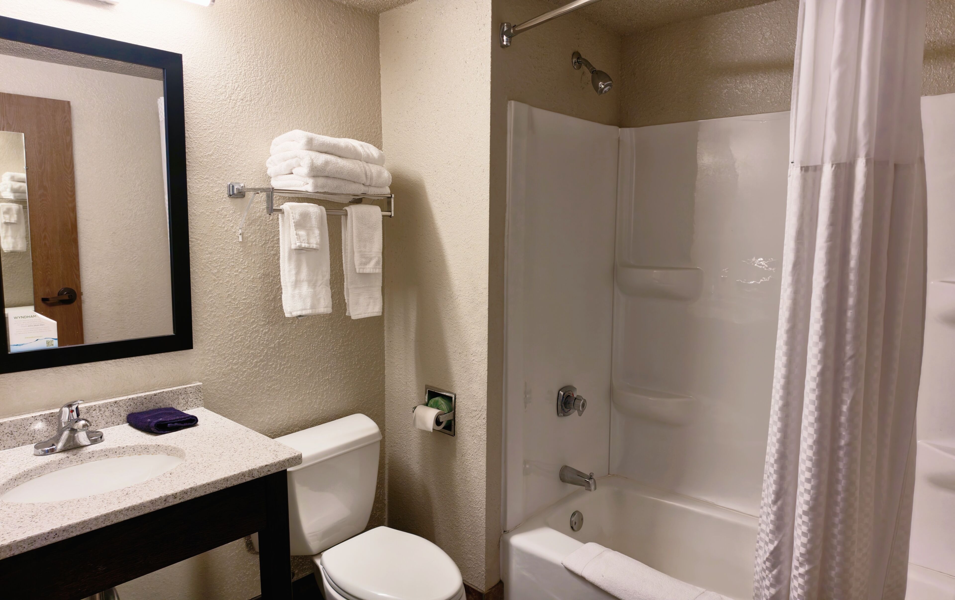 Ein Badezimmer mit Waschbecken, Toilette und Dusche.
