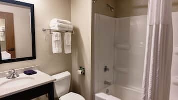 Ein Badezimmer mit Waschbecken, Toilette und Dusche.