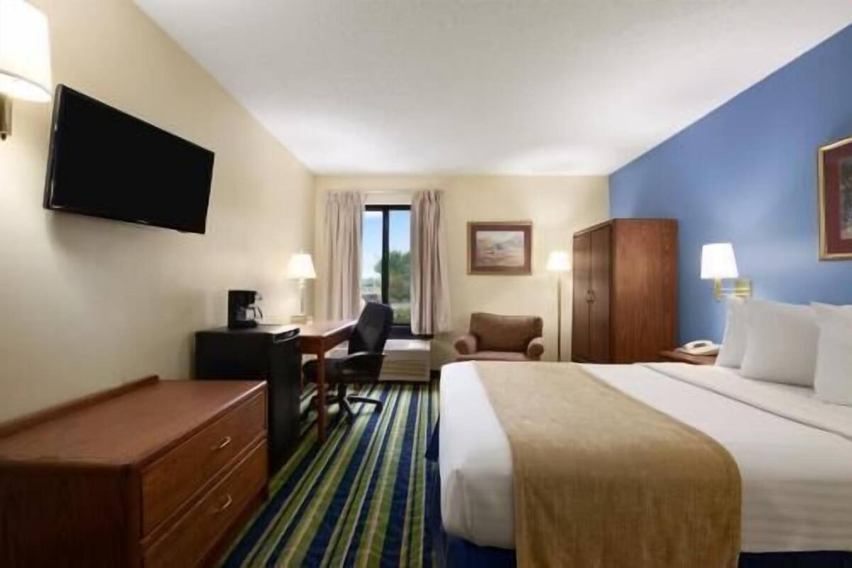 Desk, iron/ironing board, free WiFi, bed sheets