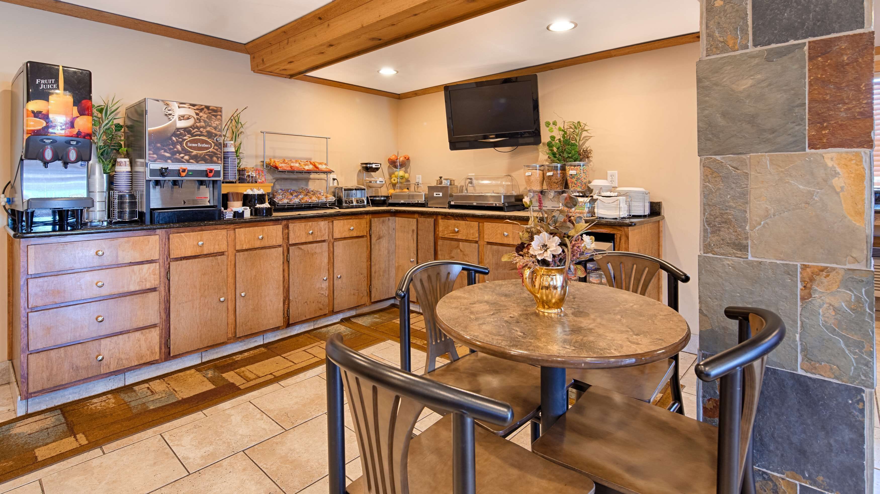 free daily full breakfast