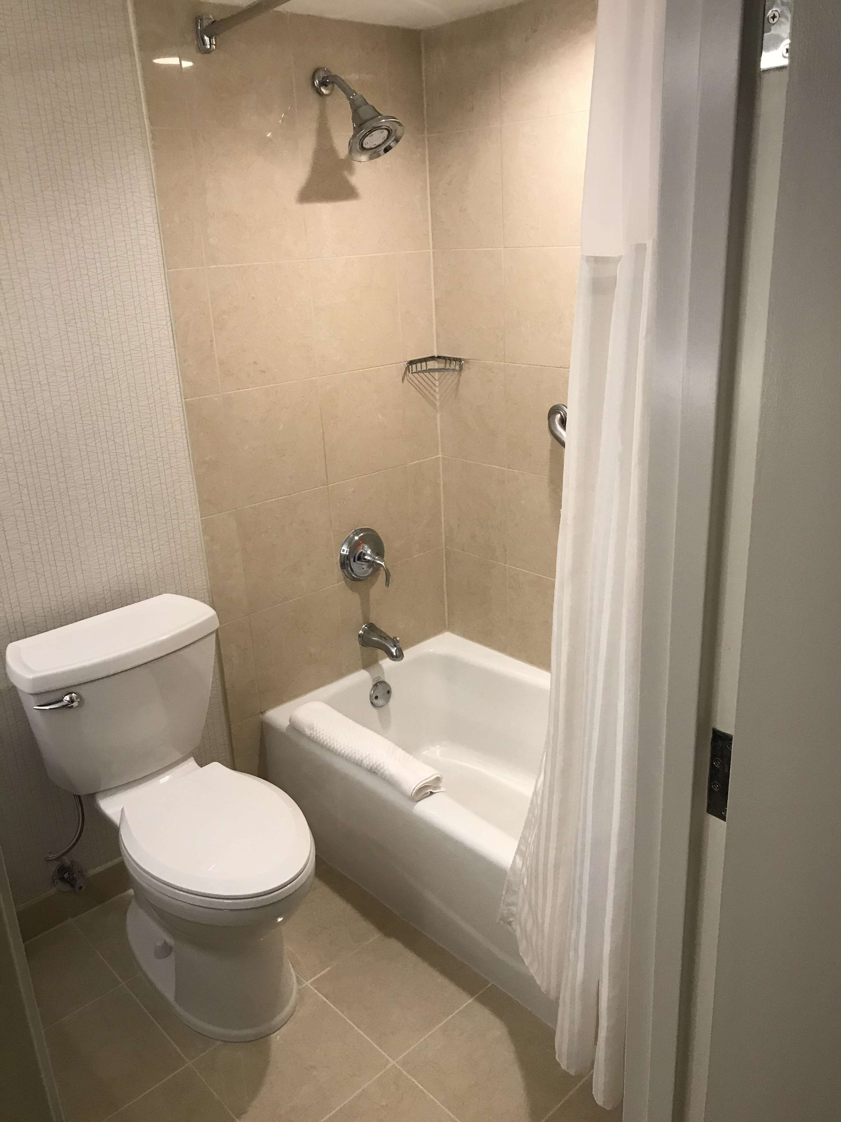 Un baño con inodoro, bañera y ducha.