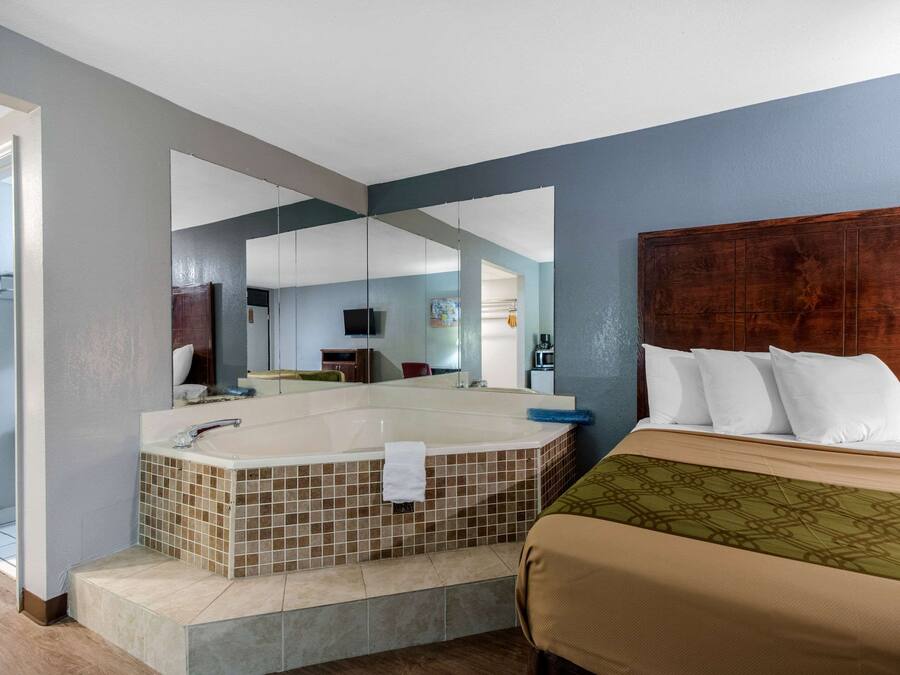 Bureau, fer et planche à repasser, Wi-Fi gratuit, draps fournis