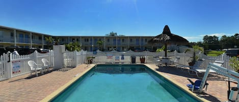 Outdoor pool, free pool cabanas, pool loungers
