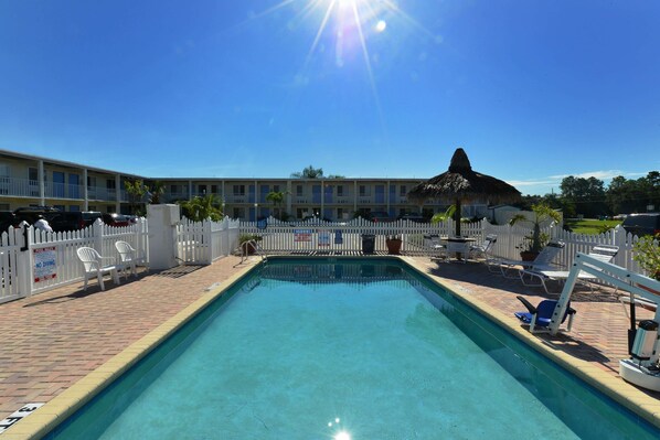 Outdoor pool, free pool cabanas, pool loungers