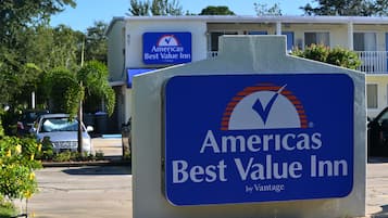 Laptop workspace, iron/ironing board, free WiFi, bed sheets