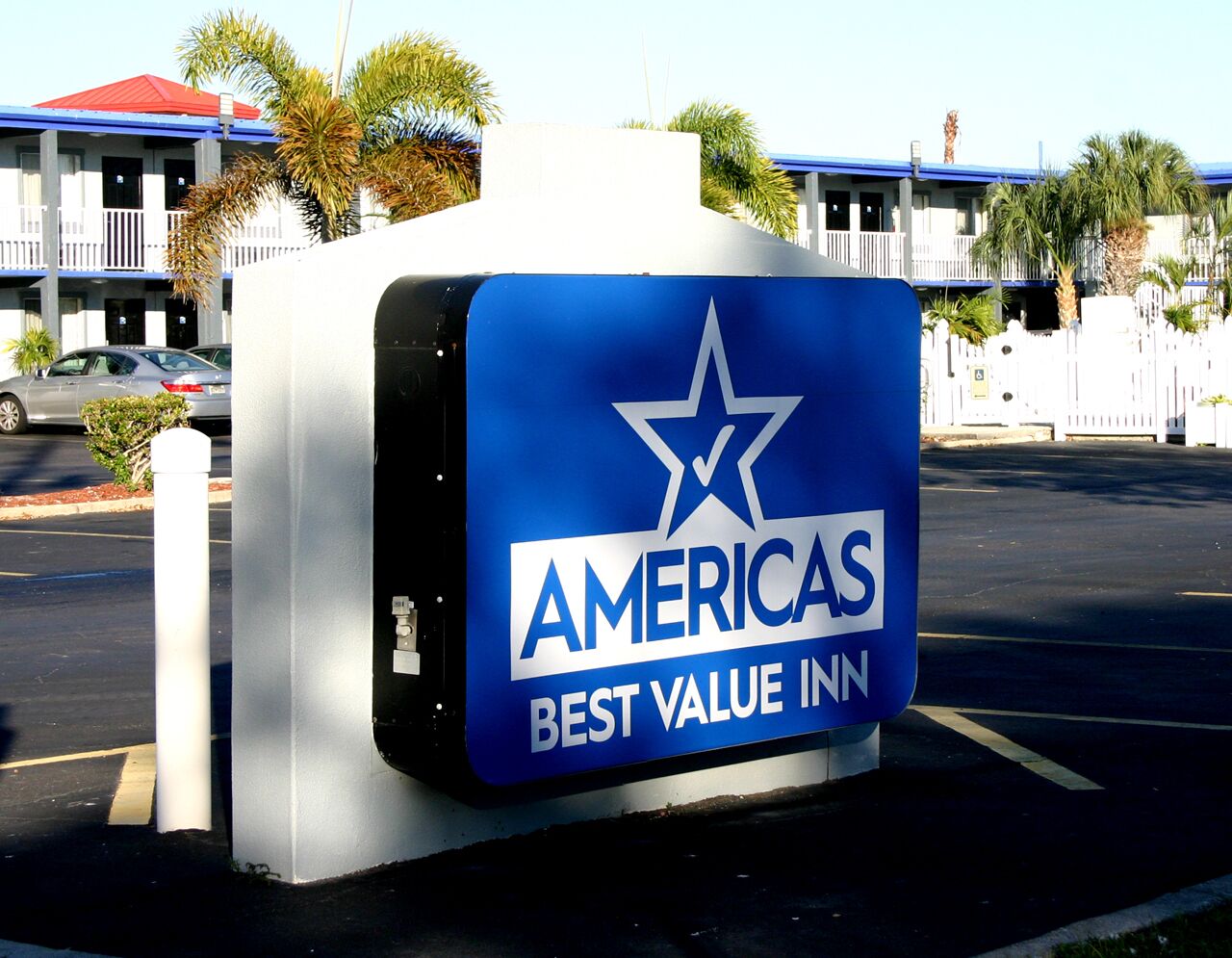 Un letrero de Americas Best Value Inn con un logotipo de estrella.