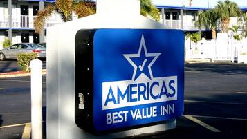 Un letrero de Americas Best Value Inn con un logotipo de estrella.
