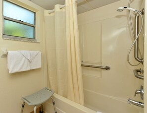 Room, 1 Queen Bed, Accessible, Non Smoking | Bathroom | Combined shower/tub, free toiletries, hair dryer, towels - Americas Best Value Inn Bradenton Sarasota (Bradenton)