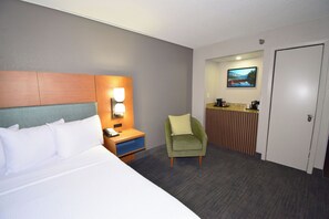 Room, 1 King Bed, Non Smoking | In-room safe, individually decorated, individually furnished, desk