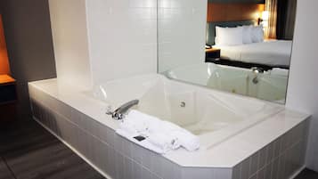 Suite, 1 Bedroom, Non Smoking, Jetted Tub | Peti besi dalam bilik, dihias secara berasingan