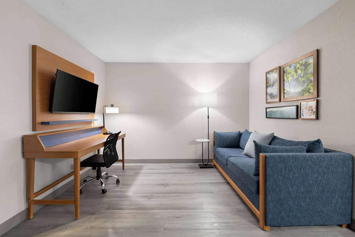 In-room safe, individually decorated, individually furnished, desk