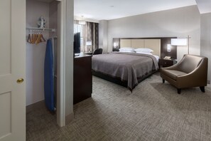 Kamar Standar, 1 Tempat Tidur King, pemandangan kota | Didekorasi berbeda-beda, meja kerja, dan tirai kedap cahaya