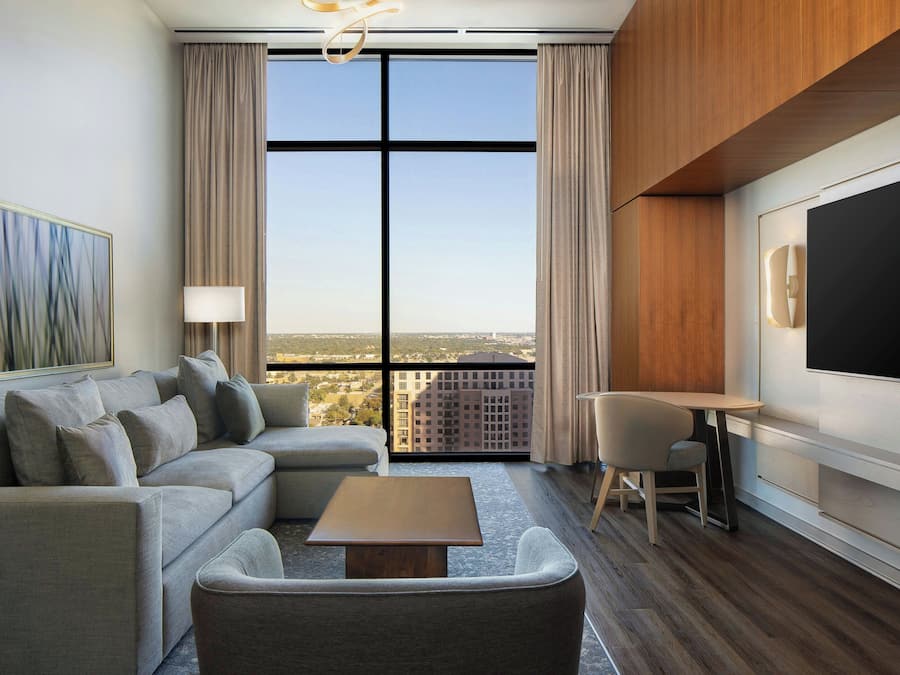 En 32-tommers TV med kabel-kanaler samt filmkjøp