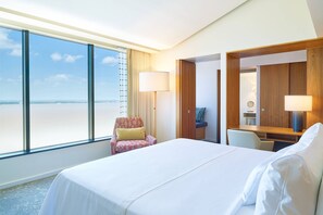 Club Room, 1 King Bed, Non Smoking | Premium bedding, pillowtop beds, minibar, in-room safe