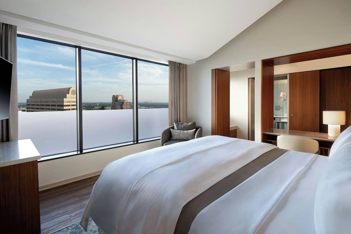 Club Room, 1 King Bed | Premium bedding, pillowtop beds, minibar, in-room safe