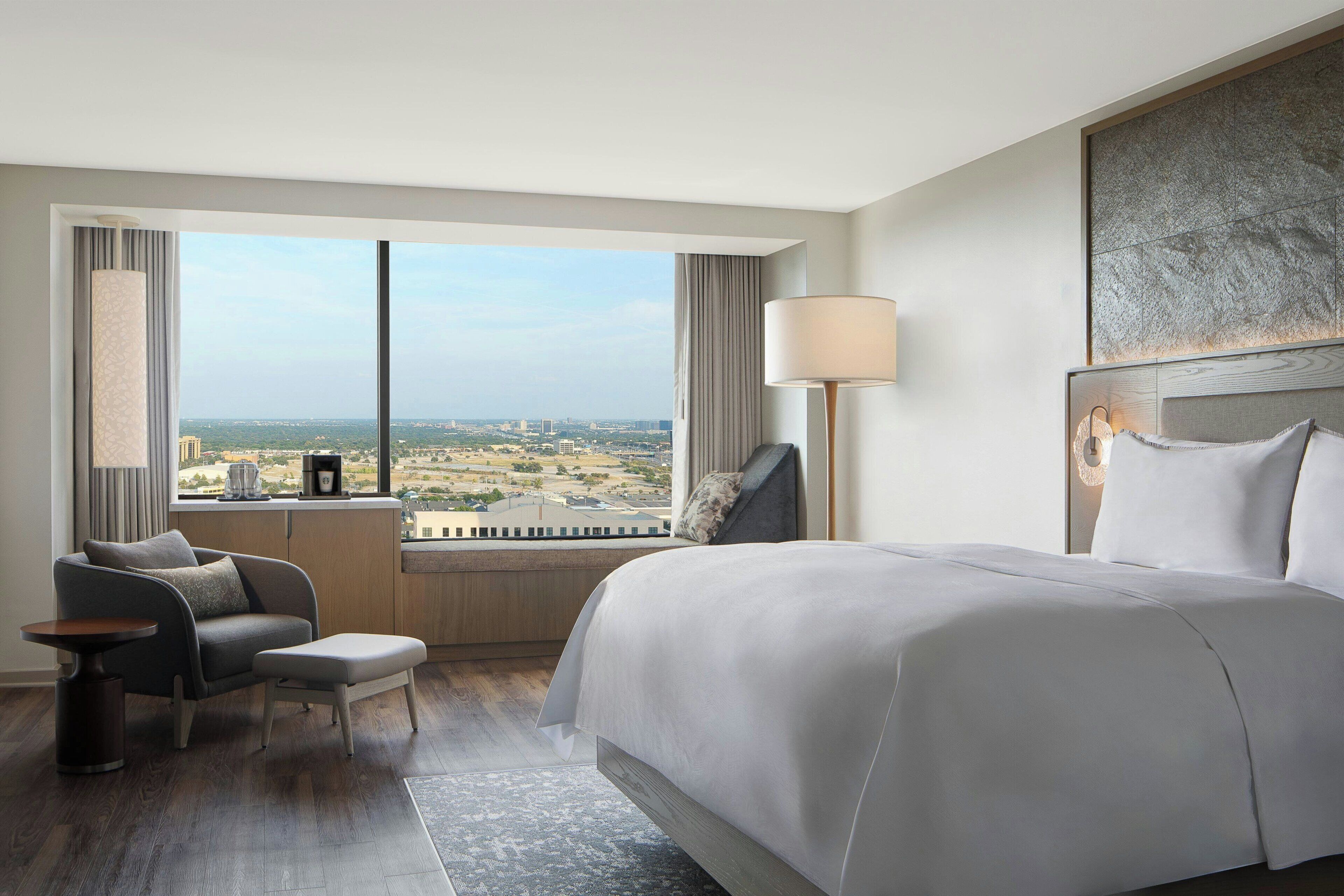 Club Room, 1 King Bed | Premium bedding, pillowtop beds, minibar, in-room safe