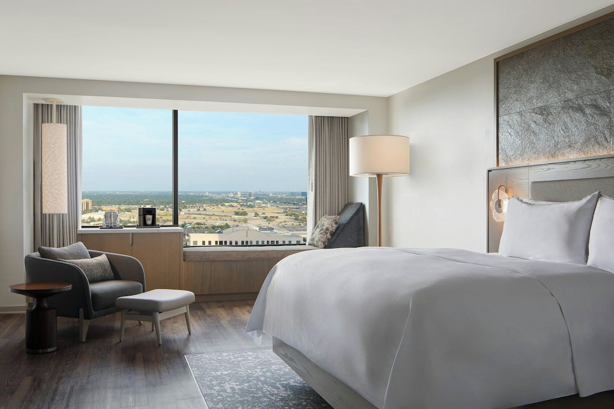 Club Room, 1 King Bed | Premium bedding, pillowtop beds, minibar, in-room safe