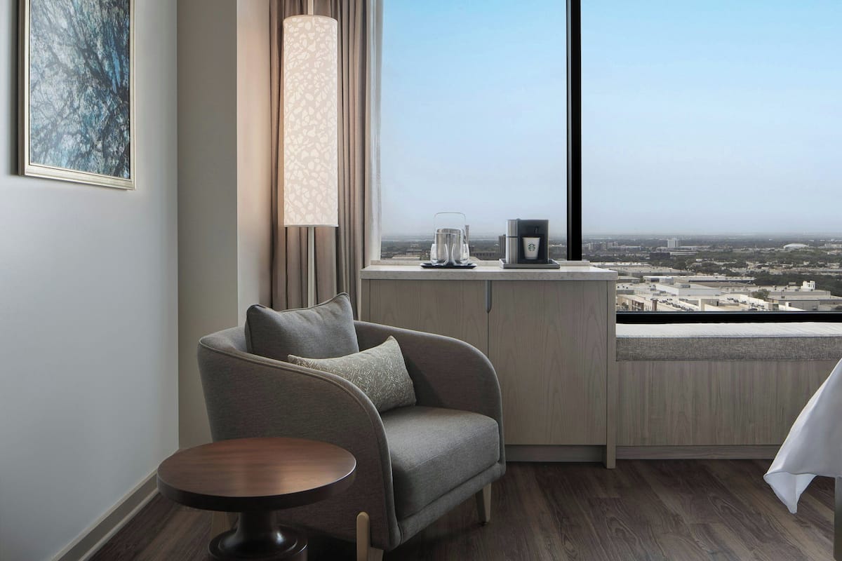 Bộ đồ giường cao cấp, nệm có lớp đệm bông, minibar