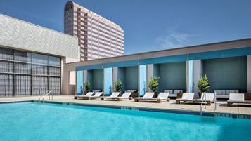 Piscina all'aperto, cabine incluse nel prezzo, lettini