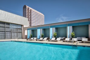 Una piscina al aire libre, camas de piscina gratis