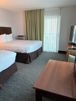 Ropa de cama de alta calidad y cortinas opacas