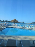 Ulkouima-allas, aurinkotuoleja