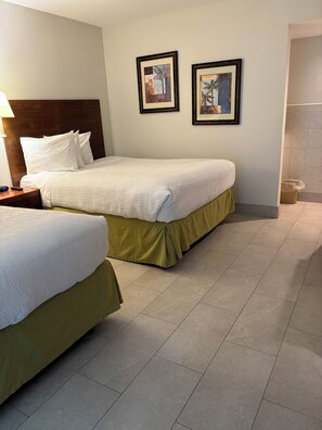 Habitación estándar, 2 camas matrimoniales | Ropa de cama de alta calidad y cortinas blackout 