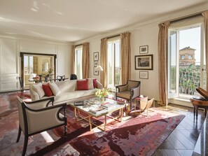 Presidential Suite (Villa Medici) | Living area | LED TV, DVD player, pay movies - Hotel Eden - Dorchester Collection (Rome)